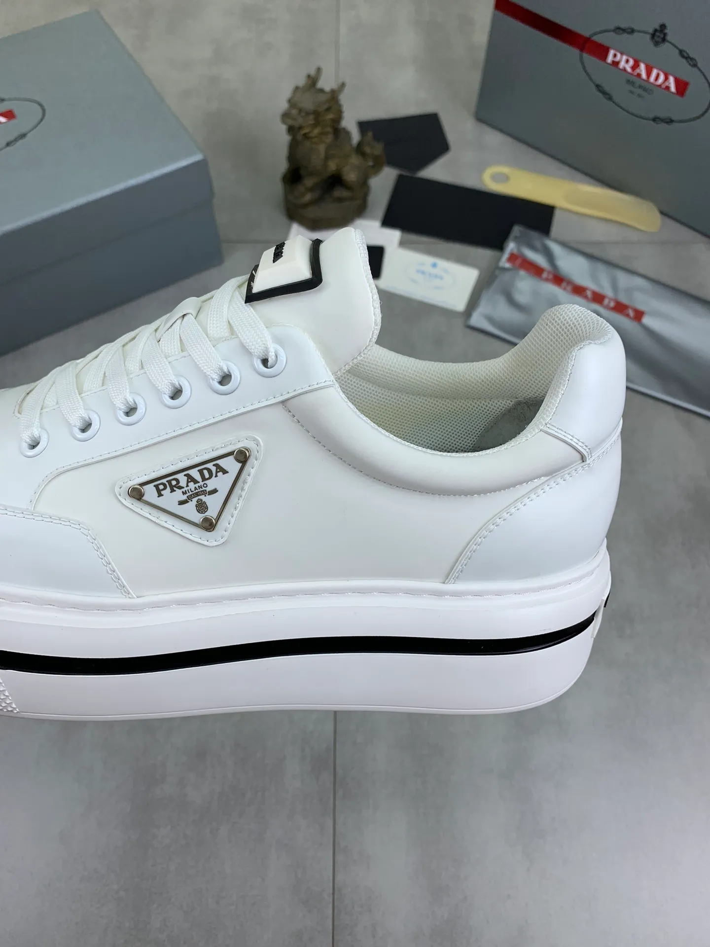 Men's shoes 💰P580 new (higher version) new models are available at PRADA counters simultaneously, new men's shoes, 😘 fabrics are selected from original calfskin. First layer of imported silk cowhide lining. The original version is awesome! 👍🏿Original open-molded non-slip PU outsole, with exquisite lines, simple and elegant, super comfortable and classy on foot, suitable for leisure travel. Code number: 38 to 44 (45 customized) 4️⃣ colors available